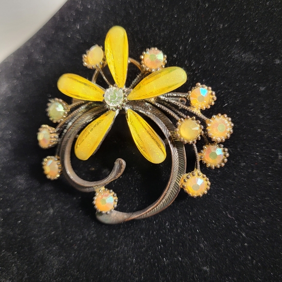 Vintage Lemon Yellow Glass and Aurora Borealis Stone Floral Brooch - Picture 11 of 16